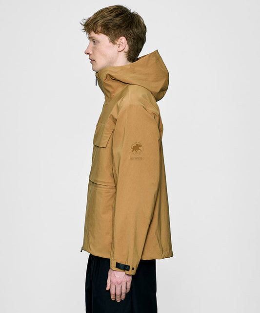 CRAFTED BY DESCENTE.LAB[ハードシェル アシンメトリーフィールドジャケット FWB61M]キャメル6234600434メンズ HUNTING WORLD